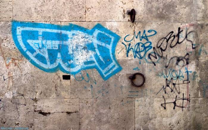 Широкоформатные обои Граффити на стене, Голубая надпись в стиле граффити