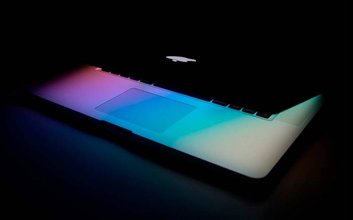 Широкоформатные обои Полуоткрытый МакБук, Полуоткрытый MacBook