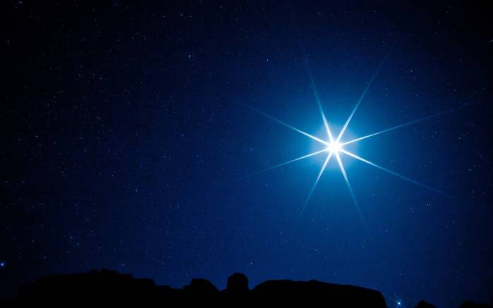 Широкоформатные обои Яркая звезда, Яркий блеск звезды на ночном небе