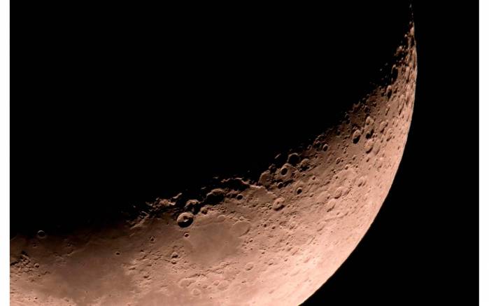 Широкоформатные обои Близкая съемка Луны, Макросъемка Луны