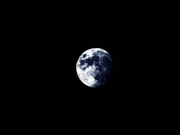 Широкоформатные обои Синяя Луна, Модель Луны синего цвета в свете Солнца