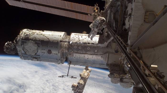 Широкоформатные обои Космонавты, Космонавты в открытом космосе