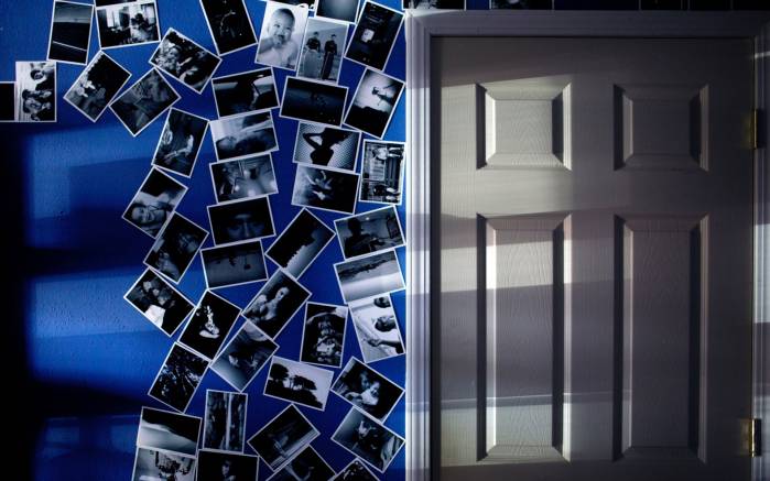 Широкоформатные обои Синяя комната, Много фотографий на синей стене комнаты