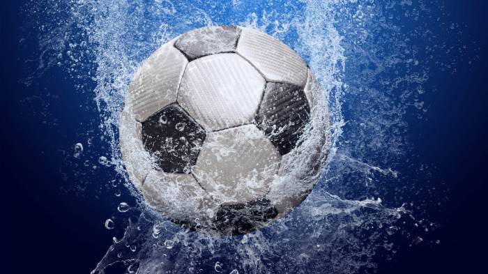 Широкоформатные обои Мяч в воде, Футбольный мяч