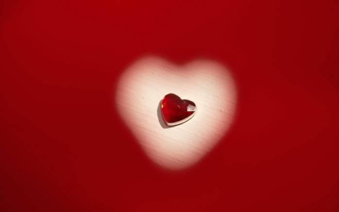 Широкоформатные обои Будь любим, Красное рубиновое сердце
