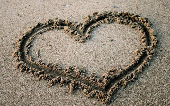 Широкоформатные обои Сердце на песке, Начерченное на песке на одном из пляжей сердце