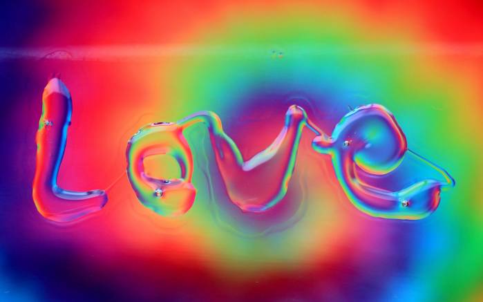 Широкоформатные обои Радужная надпись Love, "Love" на воде всех цветов радуги