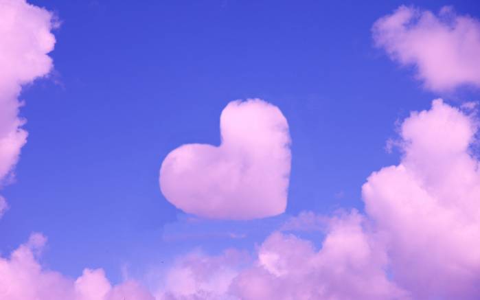 Широкоформатные обои Розовое облачко, Розовое облачко в форме сердца на небе