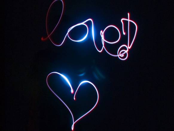 Широкоформатные обои "Love" фото с лампы, Фото "Love" с помощью карманной лампы
