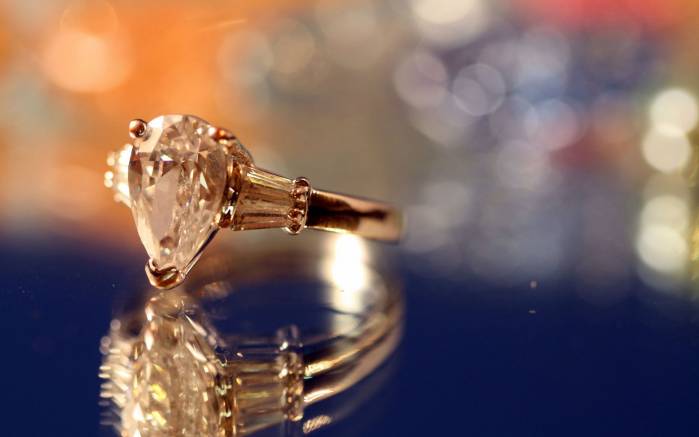 Широкоформатные обои Обручальное кольцо, Алмазное обручальное кольцо, сделанное с душой