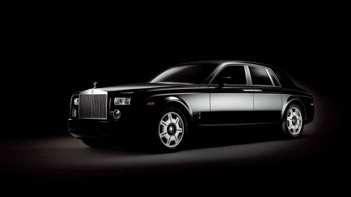 Широкоформатные обои Черный Rolls royce phantom, Черный Rolls royce phantom на черном фоне