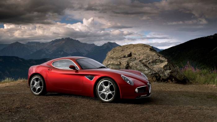 Широкоформатные обои Аlfa romeo 8c возле скалы, Красная тигрица