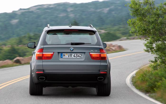Широкоформатные обои На трассе BMW X5 2007, На трассе БМВ (BMW X5 2007)