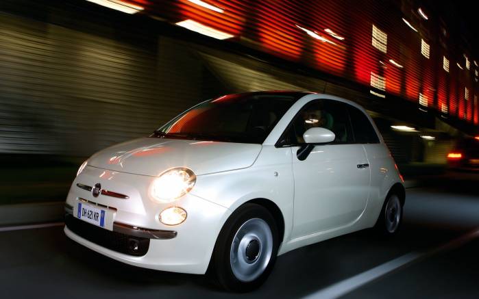 Широкоформатные обои Ночная скорость Fiat 500, В городе ночью Фиат (Fiat 500)