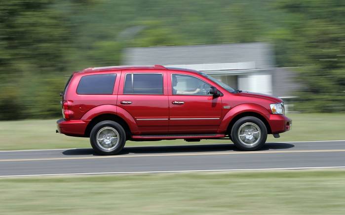 Широкоформатные обои На скорости Dodge Durango Hybrid 2009, На скорости Додж Дюранго Гибрид (Dodge Durango Hybrid 2009)
