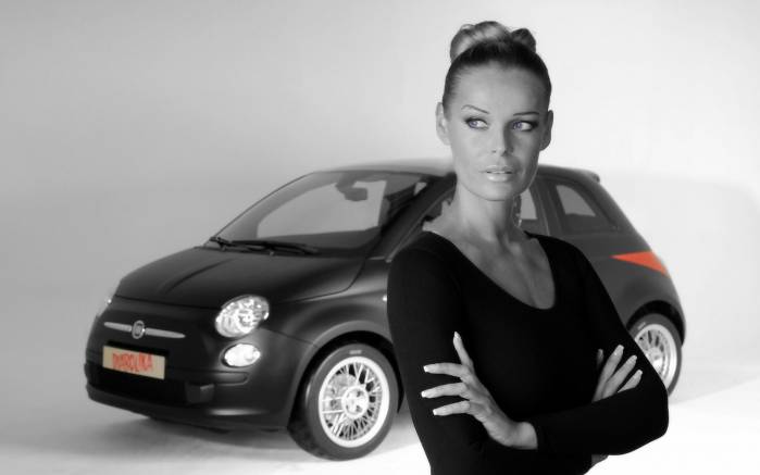 Широкоформатные обои Девушка и Fiat 500 Diabolika, Студийная съемка Фиат 500 Дьяболика (Fiat 500 Diabolika)
