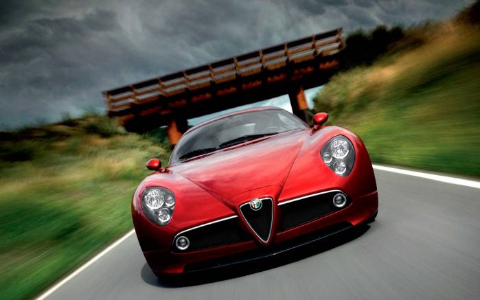 Широкоформатные обои Alfa Romeo Competizione на мосту, Альфа Ромео Компетишн едет по дороге (Alfa Romeo 8C Competizione)