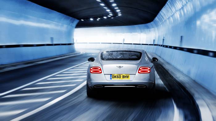 Широкоформатные обои Bentley в туннеле, Серебристый Bentley