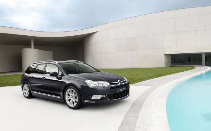 Широкоформатные обои У бассейна Citroen C5 2008, У бассейна Ситроен (Citroen C5 2008)