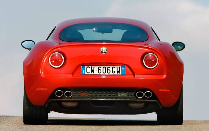 Широкоформатные обои Красный Alfa Romeo вид сзади, Альфа Ромео Компетишн вид сзади (Alfa Romeo 8C Competizione)