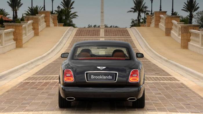 Широкоформатные обои Bentley Brooklands, На мостовой