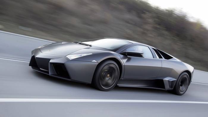 Широкоформатные обои Lamborghini reventon на трассе, Черный Lamborghini reventon