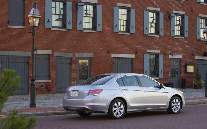 Широкоформатные обои Припаркованная Honda Accord 2008, Припаркованная Хонда Аккорд (Honda Accord 2008)