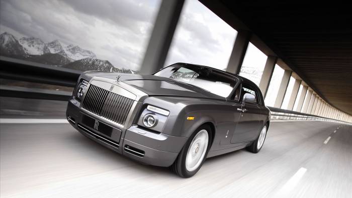 Широкоформатные обои Superb Silver Rolls Royce, Superb Silver Rolls Royce металлического цвета