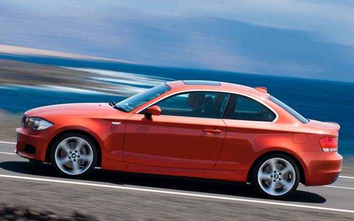 Широкоформатные обои На скорости BMW 135i, На скорости БМВ (BMW 135i)