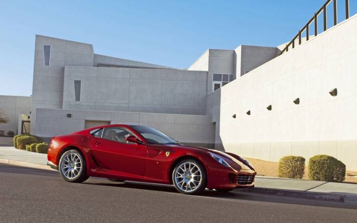 Широкоформатные обои В городе Ferrari 599 GTB, В городе Феррари 599 (Ferrari 599 GTB)