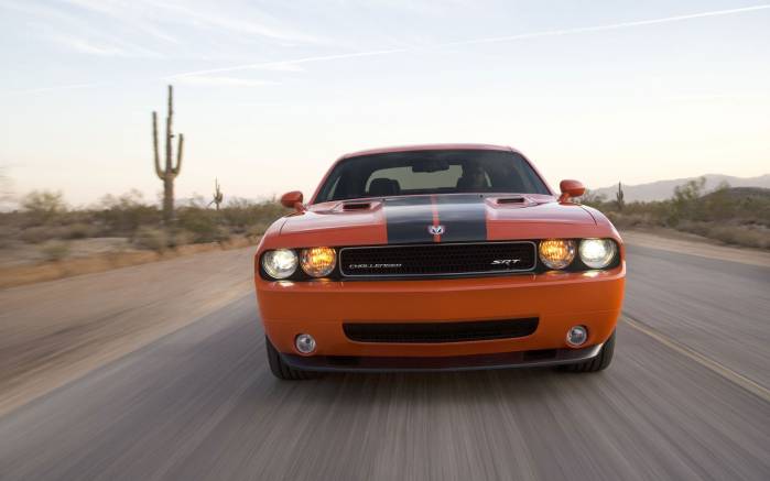 Широкоформатные обои В пустыне Dodge Challenger SRT8 2008, На дороге Додж Челленджер (Dodge Challenger SRT8 2008)