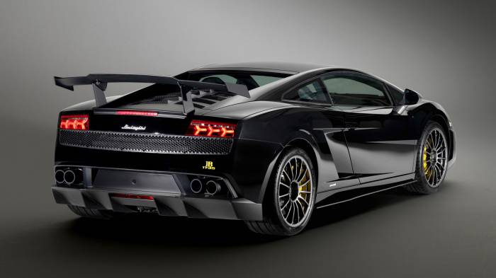 Широкоформатные обои Черный lamborghini gallardo lp570, Черный lamborghini gallardo lp570 и его задняя часть