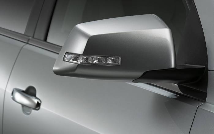 Широкоформатные обои Зеркало Chevrolet Traverse 2009, Зеркало Шевроле Траверс (Chevrolet Traverse 2009)