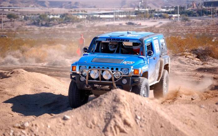 Широкоформатные обои В пустыне Hummer H1, В пустыне Хаммер (Hummer H1)