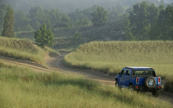 Широкоформатные обои В поле Hummer H2, В поле Хаммер (Hummer H2)