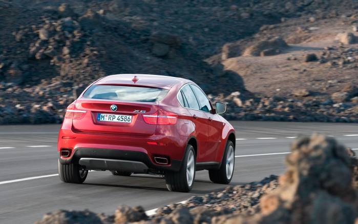 Широкоформатные обои На трассе BMW X6 xdrive, На трассе БМВ (BMW X6 xdrive)