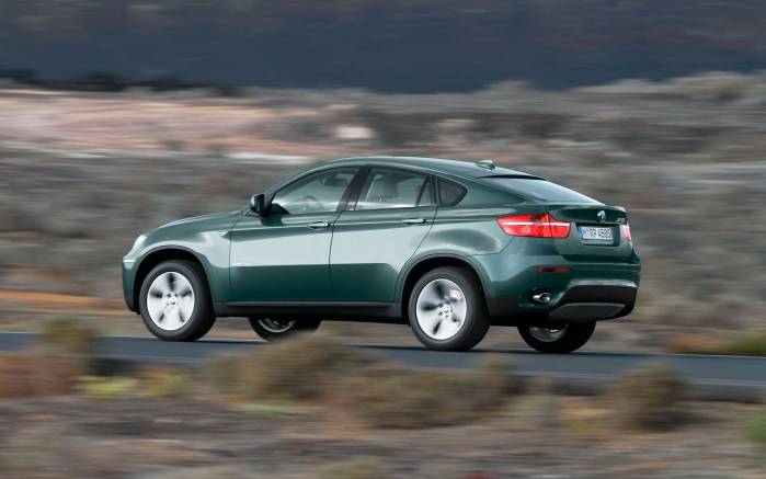 Широкоформатные обои На скорости BMW X6 xdrive, На скорости БМВ (BMW X6 xdrive)