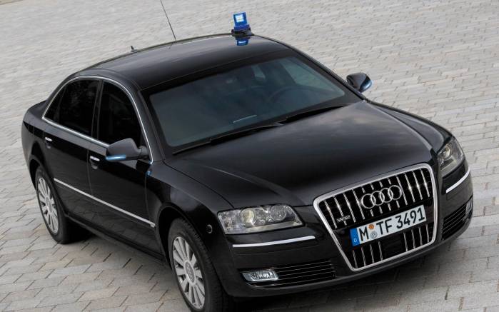 Широкоформатные обои Audi A8 W12 с мигалкой, Охранная машина Ауди А8 (Audi A8 W12)