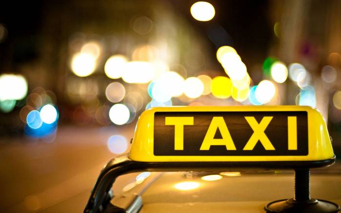 Широкоформатные обои Такси, Желтая табличка Такси на городском фоне