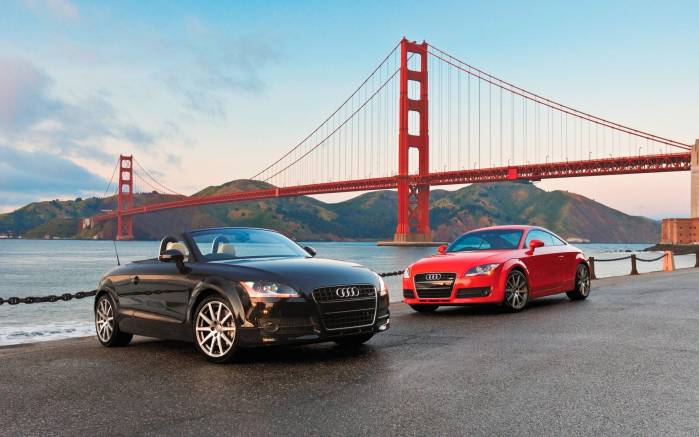 Широкоформатные обои Audi TT у моста, Два Ауди купэ у моста (Audi TT Coupe 2008)
