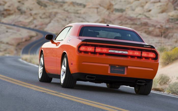 Широкоформатные обои На дороге Dodge Challenger SRT8 2008, На дороге Додж Челленджер (Dodge Challenger SRT8 2008)