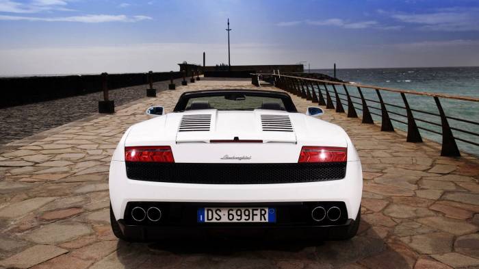 Широкоформатные обои Белый Lamborghini gallardo lp560, Задняя часть Lamborghini gallardo lp560