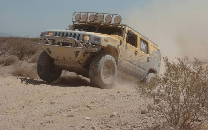 Широкоформатные обои Грязный Hummer H2, В пустыне Хаммер (Hummer H2)