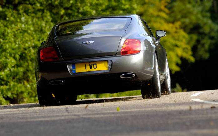 Широкоформатные обои Bentley Continental GT Speed, На дороге Бентли Континенталь (Bentley Continental GT Speed)