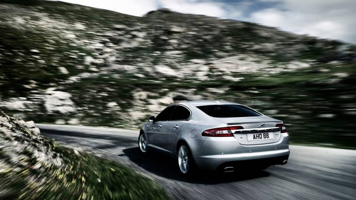 Широкоформатные обои Jaguar сзади, Каменные стены
