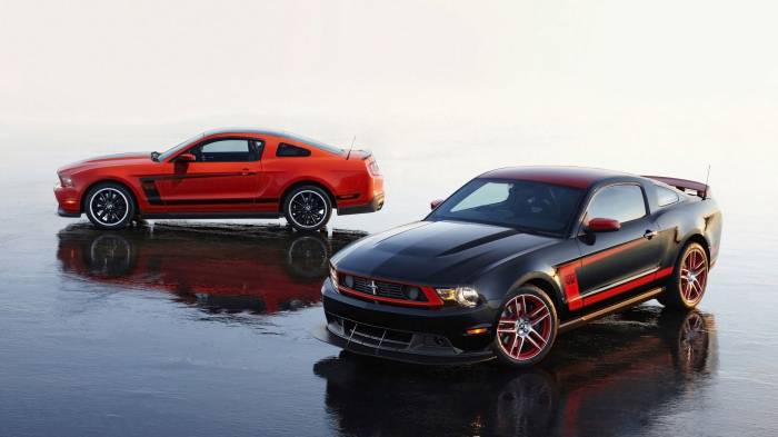 Широкоформатные обои Два ford mustang boss, Черный и красный