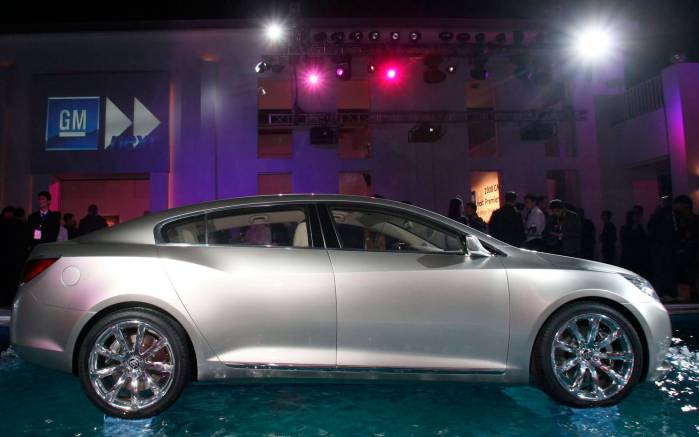 Широкоформатные обои На подиуме Buick Invicta Concept, На подиуме Бьюик Инвикта Концепт (Buick Invicta Concept)