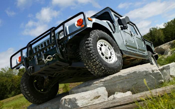 Широкоформатные обои Вид снизу Hummer H1, Вид снизу Хаммер (Hummer H1)