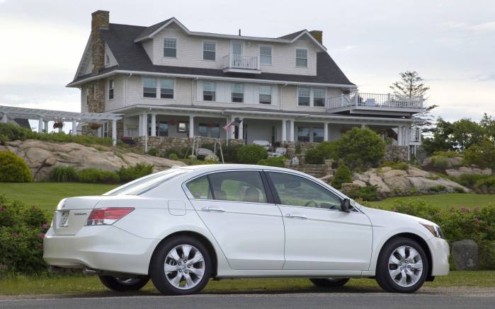 Широкоформатные обои У дома Honda Accord, У красивого дома Хонда Аккорд (Honda Accord 2008)