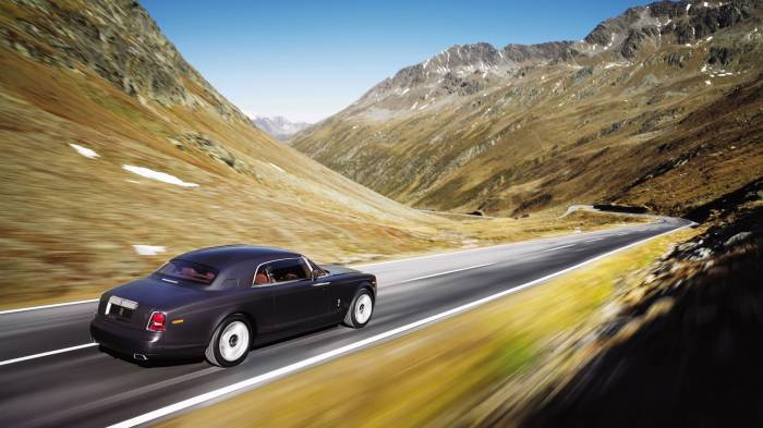 Широкоформатные обои На скорости, Rolls royce phantom coupe mountains 2010 на дороге в горах